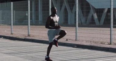 Afro-Amerikan atlet adam sıcak nokta dışarıda çalışıyor. Spor egzersiz fitness motivasyon sağlıklı yaşam güneşli gün. Kırmızı Epic vurdu