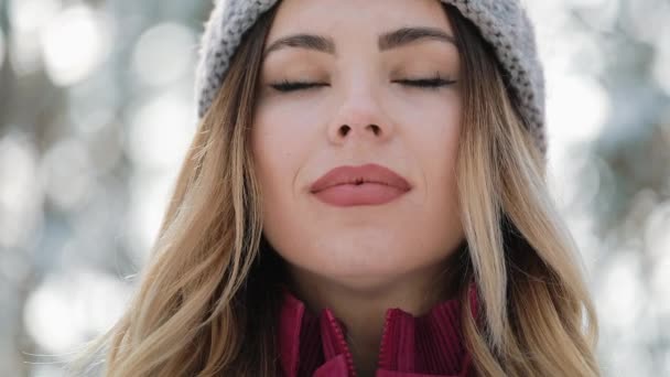 Mujer Bonita Sombrero Invierno Disfruta Nieve Respira Profundo Pie Fuera — Vídeo de stock