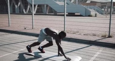Sokak egzersiz. Şınav ve açık havada spin egzersiz yapan atletik Afro-Amerikan erkek. Bir zenci spor stadium yanında oynuyor. Egzersiz, fitness, motivasyon, çalışan