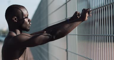 Kendinden emin ve kızgın Afrikalı-Amerikalı adam kameraya - açık arıyor. Uyuşturucu kaçakçısı, tutuklu veya suç adam bir kılavuz karşı ayakta. Yasadışı, cinayet, suç, hırsızlık, uyuşturucu. Yakın çekim