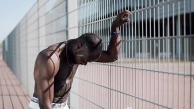 Baştan çıkarıcı Afro-Amerikan atlet açık bir ağır egzersiz yaptıktan sonra gücünü geri yükler. Motivasyon, pompa gövde, spor, spor salonu, başarı, sokak egzersiz, Kas. Kırmızı Epic vurdu