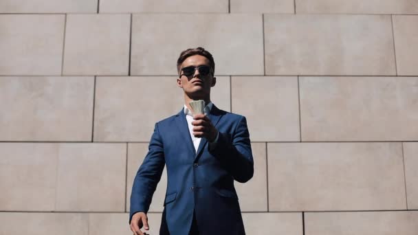 Succesvol Bedrijf Portret Van Gelukkig Succesvol Juichende Man Overgeven Geld — Stockvideo