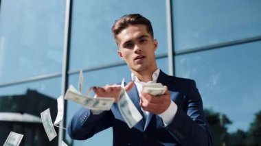 Para için kamera atma mutlu, başarılı bir iş adamı. Para yağmur, düşen dolar. Ağır çekim. Başarılı bir iş. Kırmızı Epic vurdu