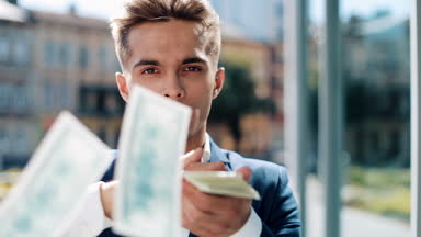 Para için kamera atma mutlu, başarılı bir iş adamı. Para yağmur, düşen dolar. Ağır çekim. Başarılı bir iş. Kırmızı Epic vurdu