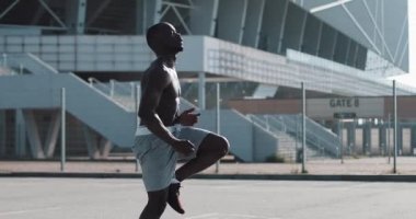 Afro-Amerikan atlet adam sıcak nokta dışarıda çalışıyor. Spor egzersiz motivasyon sağlıklı yaşam güneşli gün. Kırmızı Epic vurdu