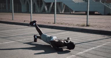 Sokak egzersiz. Şınav ve açık havada spin egzersiz yapan atletik Afro-Amerikan erkek. Bir zenci spor stadium yanında oynuyor. Egzersiz, fitness, motivasyon, çalışan