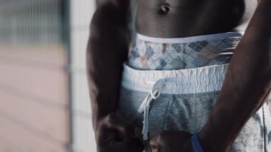 Mükemmel bir Abs. Kas siyah adam vücut geliştirmeci gösterilen adam. Poz adam ayakta dışında spor stadium yanında kasları gösterir. Kırmızı Epic vurdu