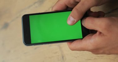 Dikey video. Dostum tutarak ve sokak yeşil ekran mockup chromakey smartphone kullanarak el haber bildirim harita gps apps sohbet internet bağlamak online okuma denetimi arka plan bulanıklık