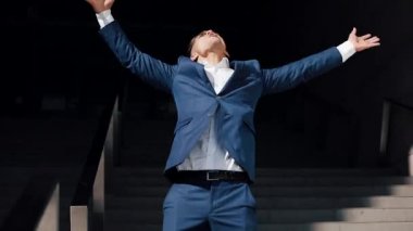 Siyah elbiseli mutlu genç işadamı belgeleri ofis binası karşı açık dışarı atar. Ağır çekim video. İş, kağıt işi, yayın, tatil, sözleşme, yaşam biçimi