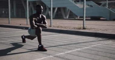 Tarafında bodur saldırılar modern stadium yakınındaki yapan ABD'li atlet erkek. Spor egzersiz fitness motivasyon sağlıklı yaşam güneşli gün. Kırmızı Epic vurdu