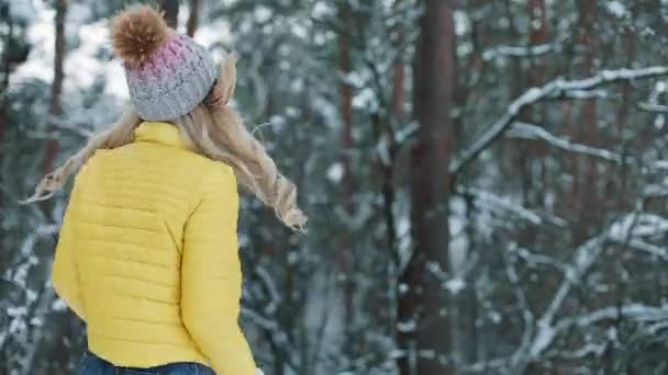 Mujer Joven Bonita Con Una Chaqueta Amarilla Corre Alrededor Bosque — Vídeo de stock