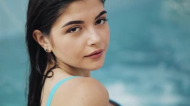 Genç seksi kadın mavi mayo havuzu turkuaz su ile poz yakın çekim