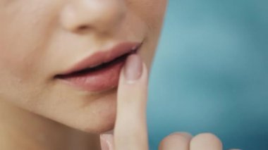 Genç seksi kadın mavi mayo havuzu turkuaz su ile poz yakın çekim