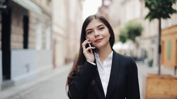 Splendida giovane donna d'affari che parla felicemente al telefono, cammina, ride. Stile di vita aziendale, stile di vita attivo, donna moderna. Modo allegro — Video Stock