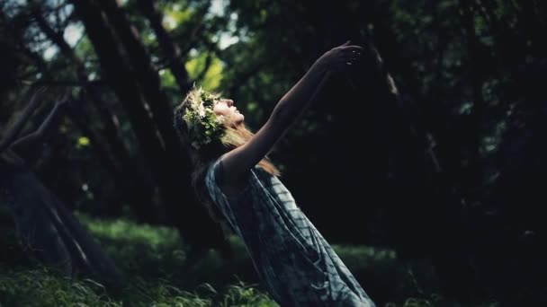 Mystische Mädchen im Wald halten ein Ritual ab. Sie tragen lange Kleider mit Kranz auf dem Kopf. Hexen, Esoterik, Magie, Wahrsagerei, Kräfte des Jenseits — Stockvideo