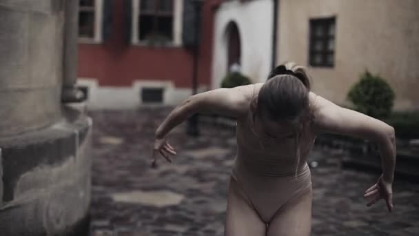Eine Junge Profitänzerin Führt Auf Der Mittelalterlichen Straße Regen Akrobatische — Stockvideo