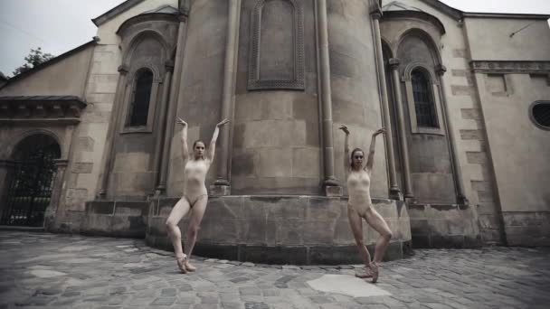 年轻的职业女性舞蹈家沿着中世纪的街道表演杂技舞。 — 图库视频影像