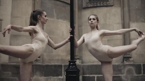 Jóvenes bailarinas profesionales realizan danza acrobática a lo largo de la calle medieval — Vídeo de stock