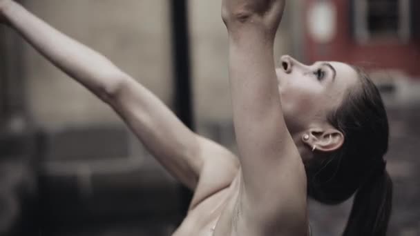 Jonge professionele danseres is het uitvoeren van acrobatische dans langs de middeleeuwse straat onder de regen. Ballerina dansen in water drops, slow-motion — Stockvideo