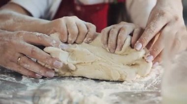 Annemi kapatın ve kızı aynı kıyafetler var rahat bir mutfak bir hamur hazırlama eğlenceli. Onlar Noel kurabiyeleri hazırlanıyor. Aile kavramı, gün, yemek, anne ve kızı