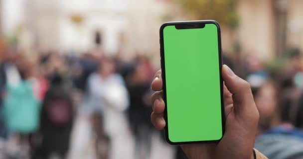 Fechar Mão Homem Segurando Telefone Celular Com Uma Tela Verde — Vídeo de Stock