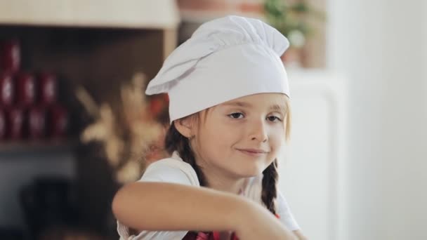Mutter und kleine Tochter kochen in der Küche: Sie kochen einen frischen Gartensalat, und die Mutter lehrt das mädchenhafte und glückliche Familienkonzept — Stockvideo