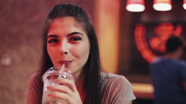 Mujer Joven Sentada Bar Bebiendo Lemanade Mirando Cámara Mujer Disfrutando — Vídeos de Stock