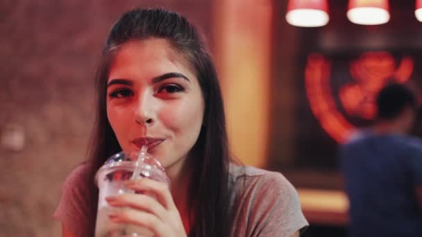 Jonge Vrouw Zitten Bar Drinken Van Lemanade Zoek Naar Camera — Stockvideo