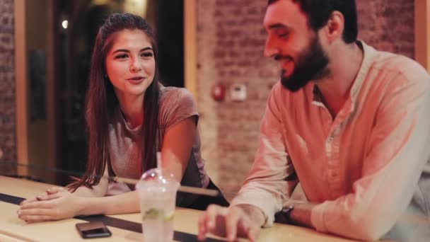 Jonge modieuze paar dating op de bar — Stockvideo