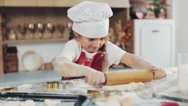 Chiudi la bambina divertendosi mentre preparava un daugh per i biscotti in cucina. Ritratto. Interni — Video Stock