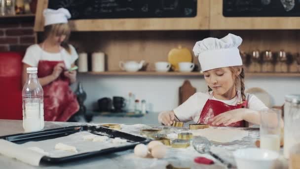 Bliska dziewczynka zabawy podczas dokonywania przełożoną dla plików cookie w pokoju kuchnia. Portret strzał. Wewnątrz — Wideo stockowe