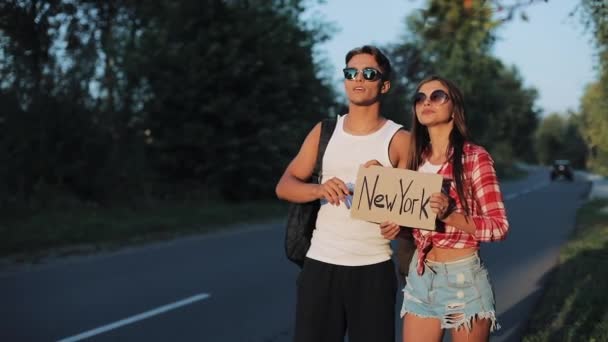 Una Joven Pareja Está Haciendo Autostop Pie Carretera Hombre Una — Vídeo de stock