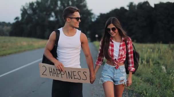 Pareja Vacaciones Haciendo Autostop Largo Carretera Sosteniendo Signo Felicidad Hora — Vídeos de Stock