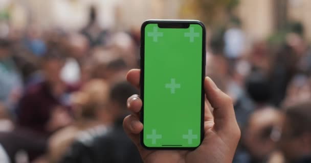 Şehir sokak zemin üzerine yeşil ekranlı akıllı telefon holding adam eller görüntüsünü kapatın. Chroma anahtar — Stok video