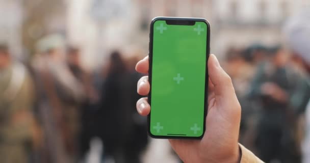 Fechar Mão Homem Segurando Telefone Celular Com Uma Tela Verde — Vídeo de Stock