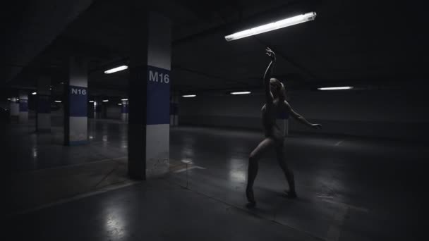 Joven bailarina profesional está realizando danza acrobática en el aparcamiento del centro comercial. Bailarina bailando en cámara lenta — Vídeos de Stock