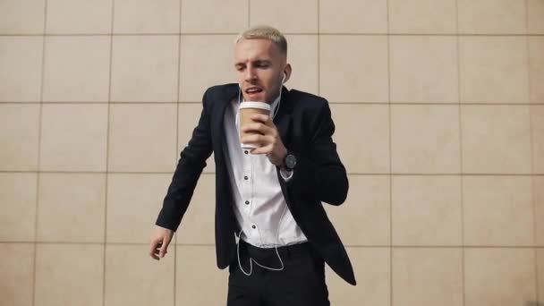 Buon Giovane Uomo Affari Con Caffè Ascoltando Musica Cuffia Smartphone — Video Stock