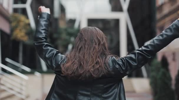 Glad ung kvinna gå på gatan och flytta i dans. Slow motion — Stockvideo