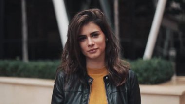 Modern sokakta duran çekici kadın portresi. Gülümseyen kadın. Siyah deri ceket