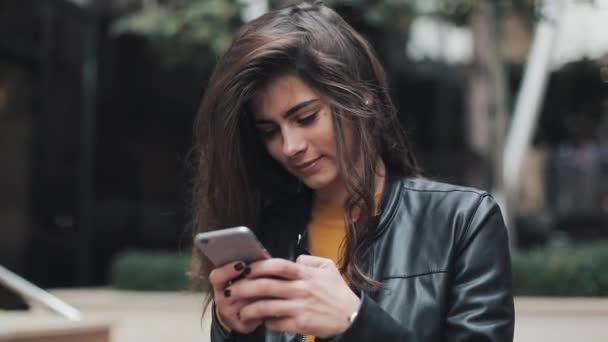 Ung Glad Kvinna Promenader Staden Gatan Medan Använder Smartphone Slow — Stockvideo