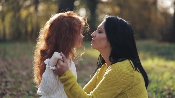 Mamá Hija Jugando Parque Otoño Comen Riendo Sonriendo Cámara Lenta — Vídeos de Stock