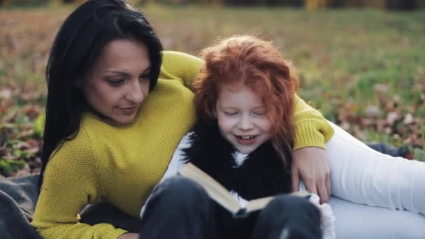 Mom Her Little Daughter Sit Autumn Part Read Book Talk — Stock Video