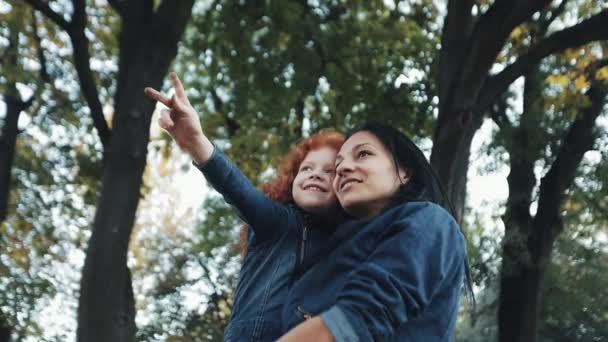 Eine Schöne Mutter Und Ihre Süße Tochter Spazieren Herbstlichen Park — Stockvideo