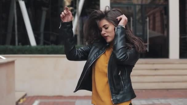 Šťastná mladá žena chůze na ulici a veškerý pohyb v tanci. Zpomalený pohyb — Stock video
