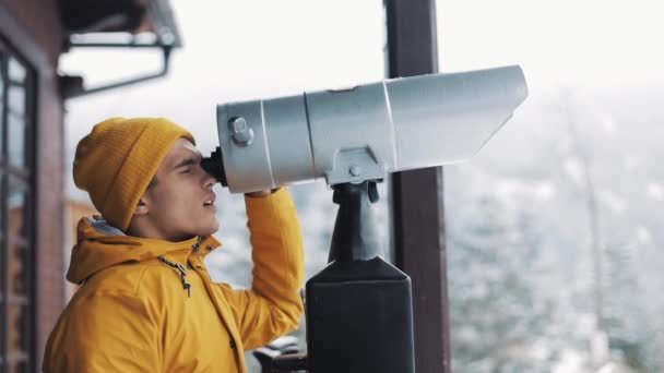 Jonge Man Toeristische Kijken Door Verrekijker Telescoop Besneeuwde Bergen Reizen — Stockvideo