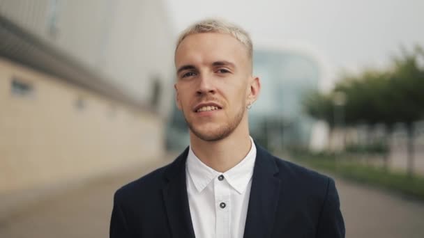 Portrait de jeune homme avec café regardant dans la caméra. Riant portrait joyeux de succès homme d'affaires exécutif professionnel — Video