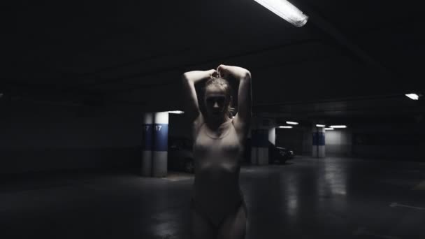 Jonge professionele danseres is het uitvoeren van acrobatische dans in de parkeergarage van het winkelcentrum. Ballerina dansen in slow motion — Stockvideo