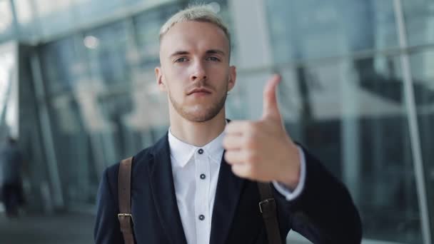 Ung Attraktiv Business Man Standing Nära Flygplatsen Och Ser Kameran — Stockvideo
