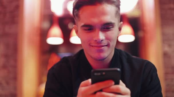 Jonge Aantrekkelijke Man Met Mooie Glimlach Met Behulp Van Smartphone — Stockvideo