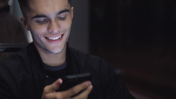 Joven feliz usando el teléfono inteligente mientras viaja en tranvía, disparo steadicam. Movimiento lento — Vídeos de Stock